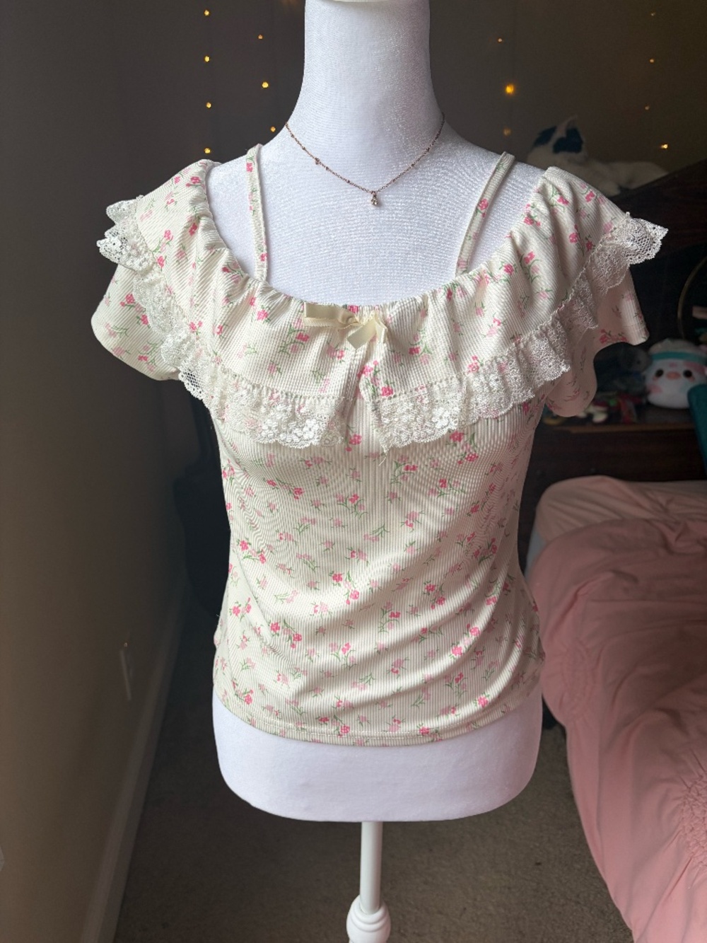 The absolute sweetest cream/off-white short sleeve top featuring a floral print